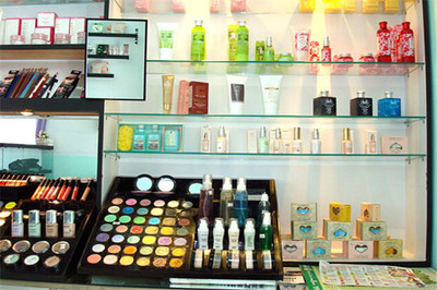 艾米爾彩妝加盟費用解析 開啟化妝品零售事業的投資指南